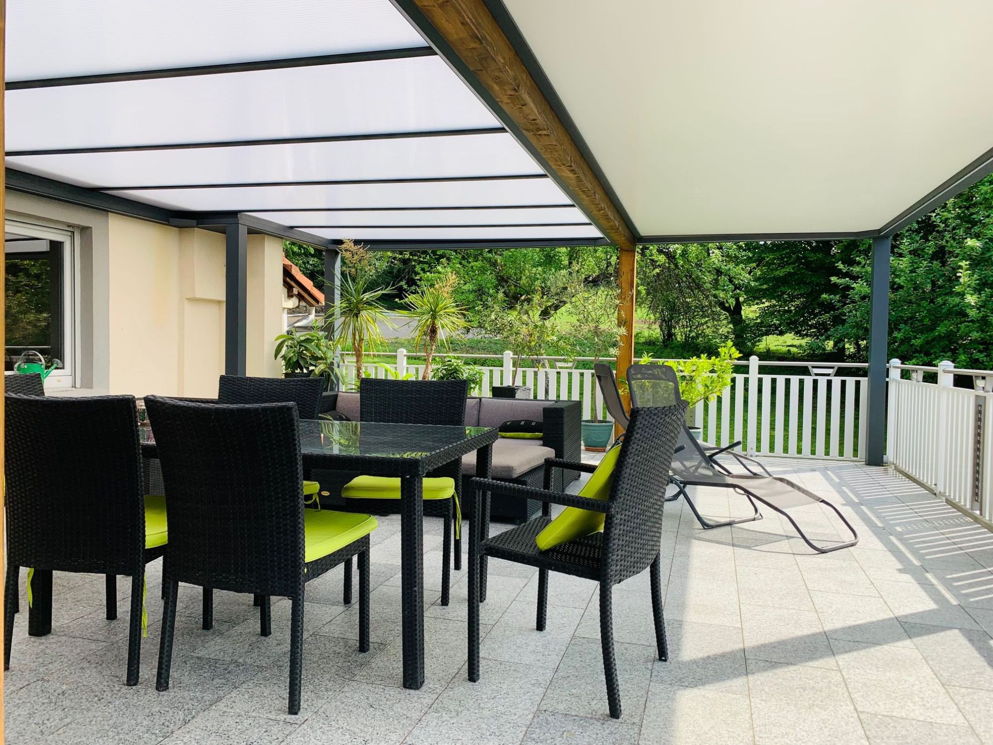 Grand auvent aluminium et structure bois