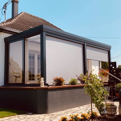 Pergola moderne aluminium avec stores screen