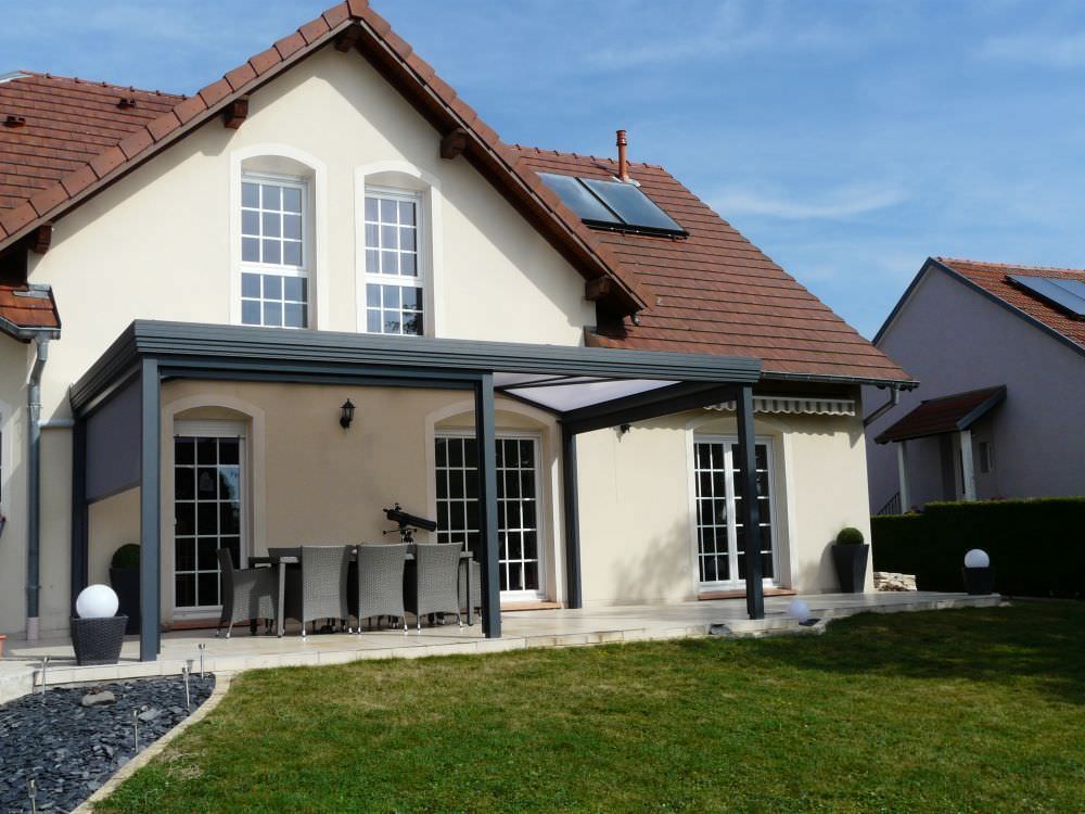 Installation d'auvent aluminium contemporain gris avec stores