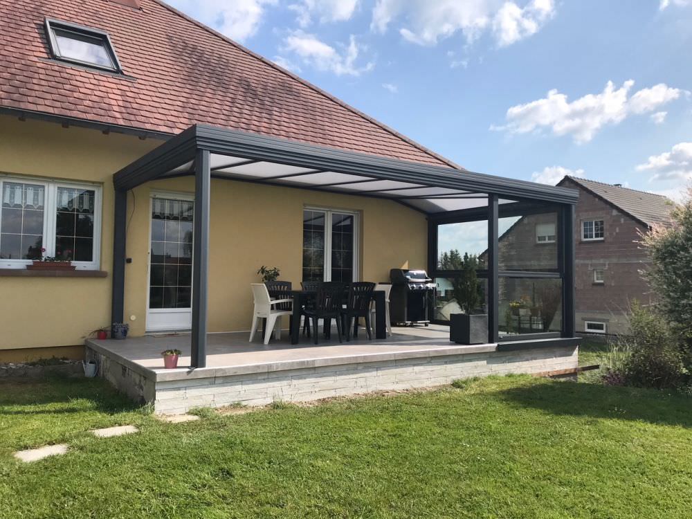 Auvent avec fermeture côté