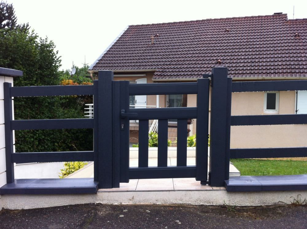 Installation de portillon et clôtures aluminium gris