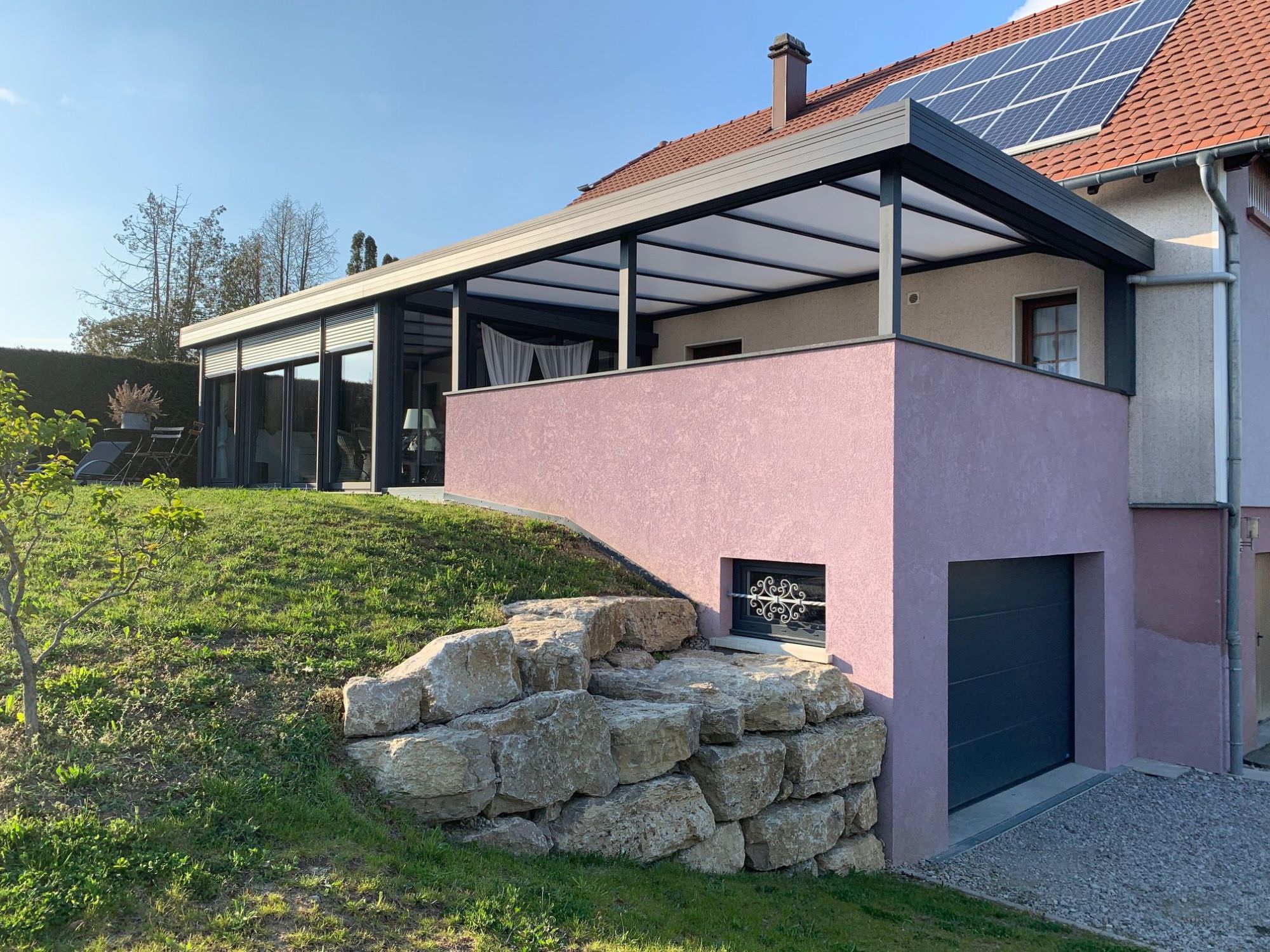 Installation d'une véranda et d'un auvent en aluminium