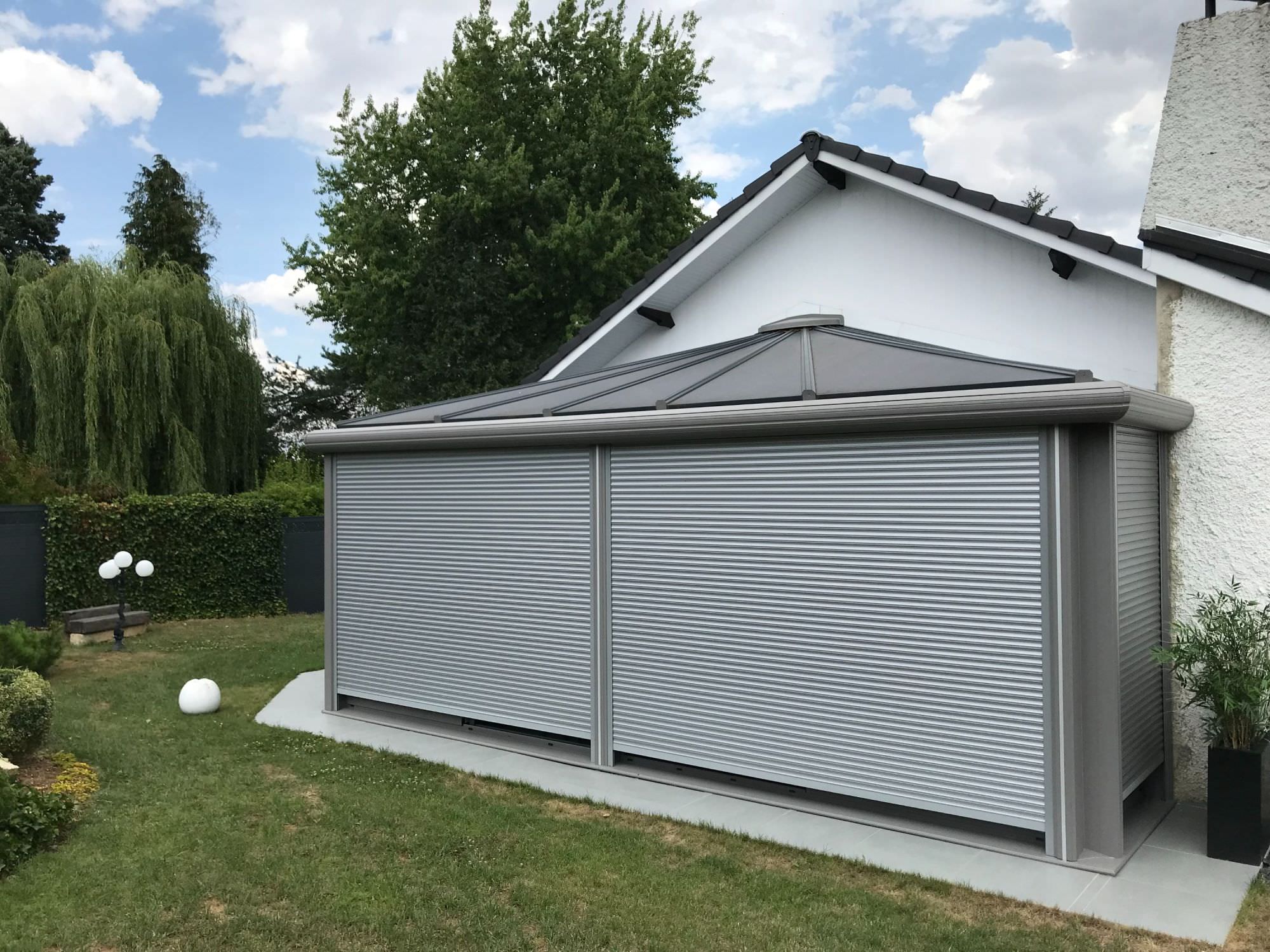 Véranda aluminium avec volets roulants