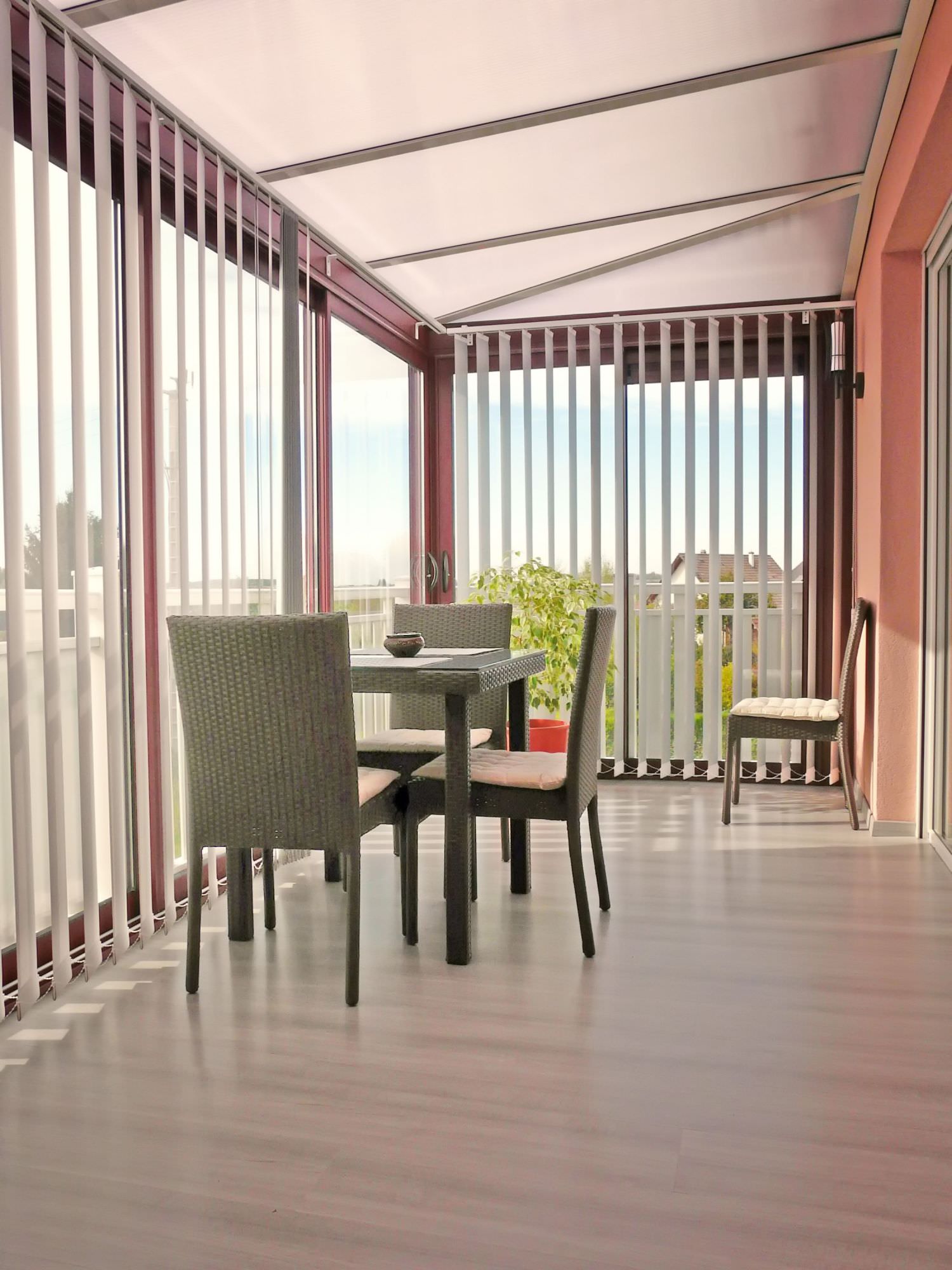 Véranda aluminium sur balcon avec stores