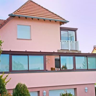 Véranda aluminium sur balcon avec stores