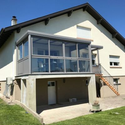 Véranda et Auvent aluminium installé sur un balcon