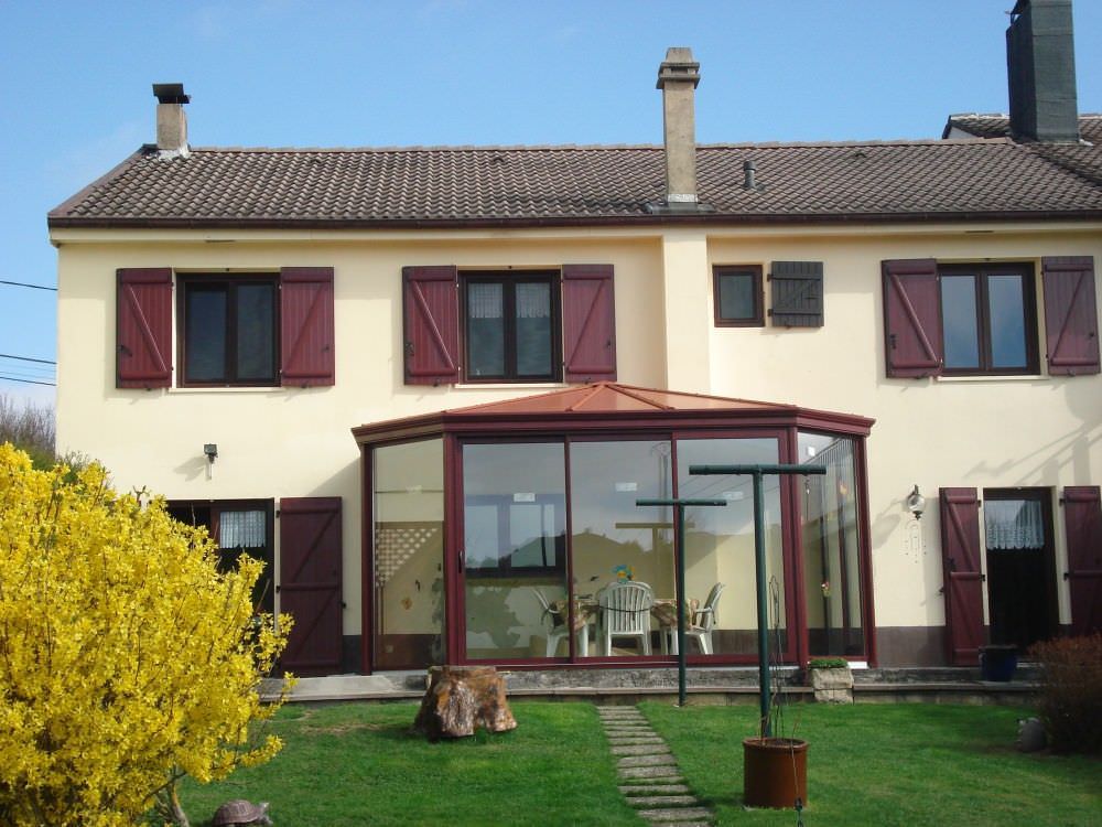 Véranda classique aluminium rouge fabriquée en Lorraine