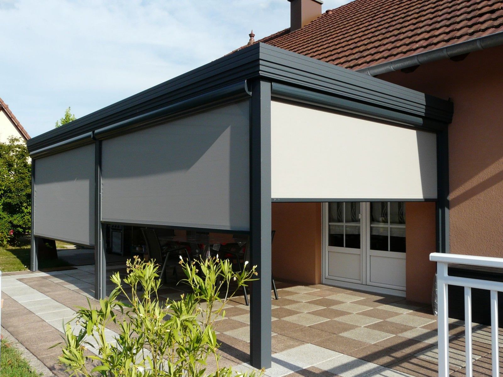 Auvent toiture avec stores brise soleil motorisés