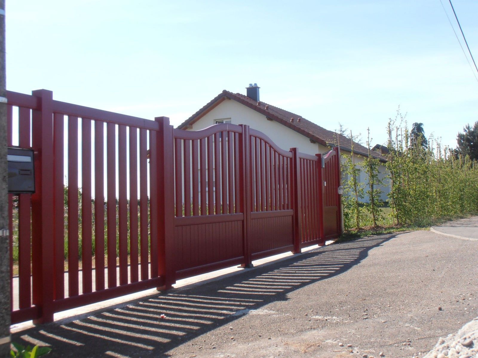 Portail Portillon et Clotures assorties à barreaux rouges