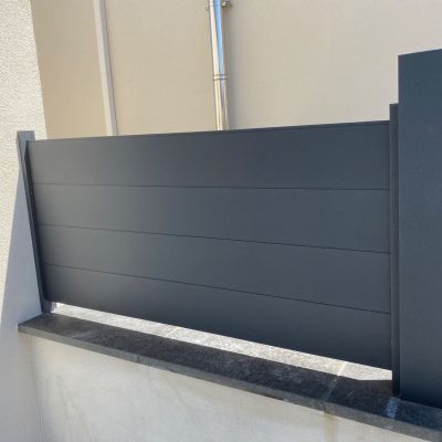 Clôture aluminium sur muret