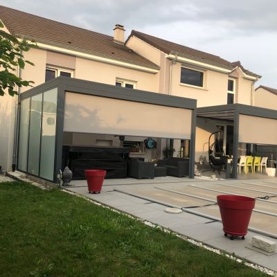 Pergola avec stores