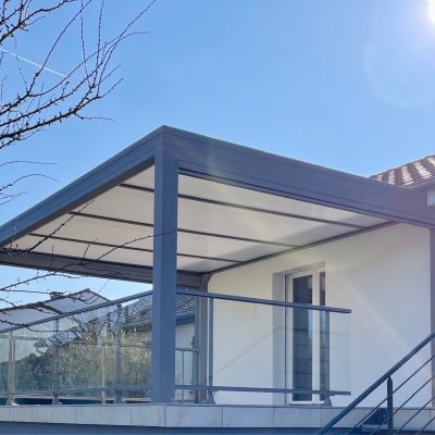Pergola anthracite et garde-corps vitré à Metz
