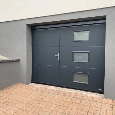 Porte de garage avec portillon et hublots aluminium Courcelles-Chaussy Porte de garage avec portillon et hublots aluminium Courcelles-Chaussy