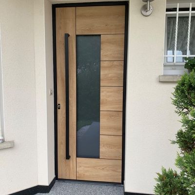 Porte d'entrée en aluminium noir bazalt - aspect bois Hayange Porte d'entrée en aluminium noir bazalt - aspect bois Hayange