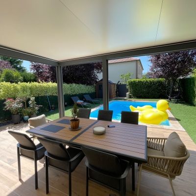 Pergola design en Lorraine avec vue sur piscine