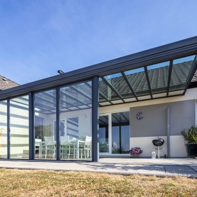 Auvent toit vitré avec store de toiture