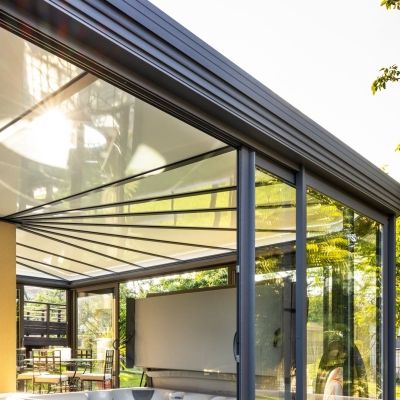 Véranda toiture diamant moderne