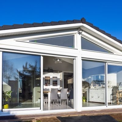 Menuiseries alu blanches - Fermeture de terrasse