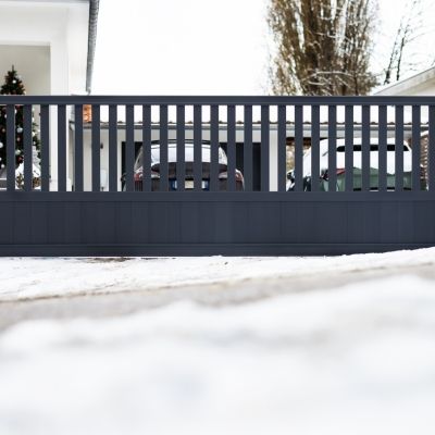 Portail coulissant en aluminium de teinte gris antique