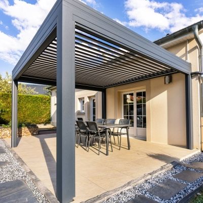 Pergola bioclimatique et stores