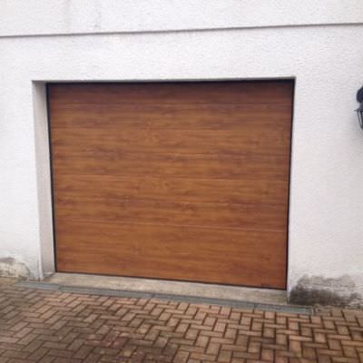 Porte de garage aluminium teinte bois 