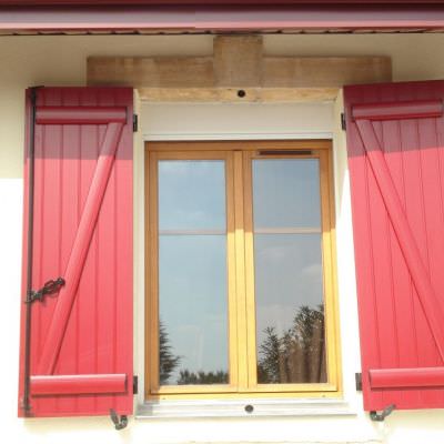 Volets battants alu rouges 