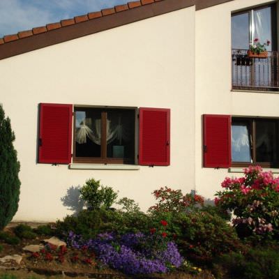 Volets battants traditionnels alu rouge 