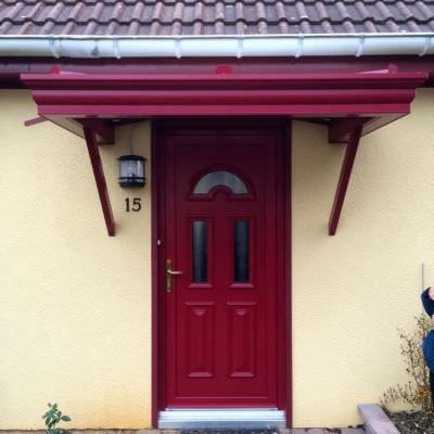 Porte d'entrée avec marquise rouge 