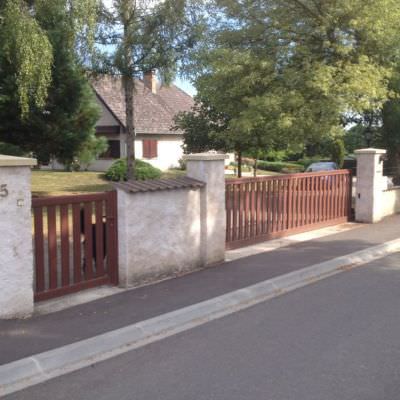 Portail coulissant et portillon brun 