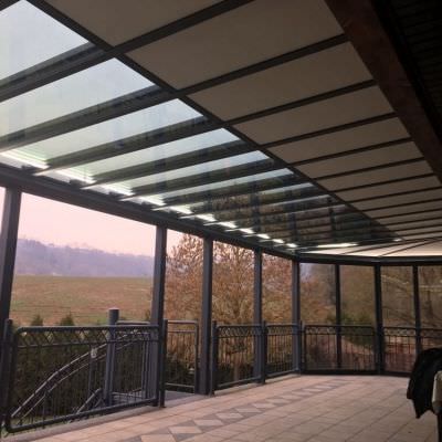 Grand auvent toiture vitrée et panneaux isolants Grand-Est