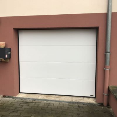 Porte de garage blanche ALSTING (57)