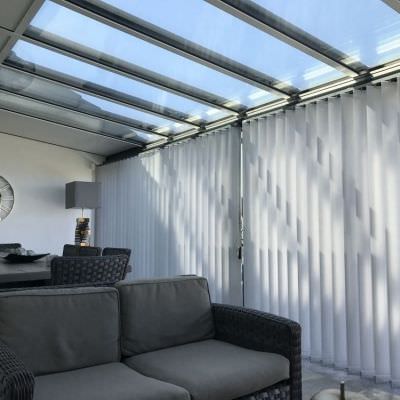 Stores à bandes verticales dans véranda Alsace - Lorraine Stores à bandes verticales dans véranda Alsace - Lorraine