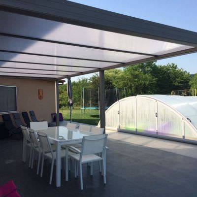 Auvent Pergola avec toit au bord de la piscine