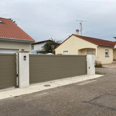 Portail coulissant alu et portillon alu - couleur sable Maidières (54)