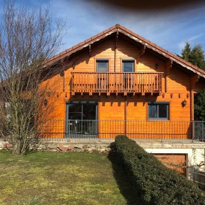 Fenêtre alu gris sur maison chalet en bois