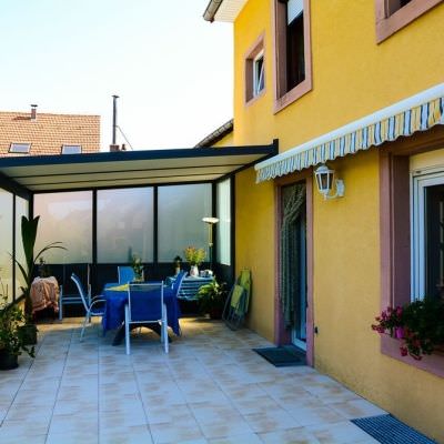 Pergola avec parois vitrées sur 2 côtés Bining (57)