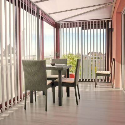Véranda aluminium sur balcon avec stores
