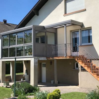 Véranda et Auvent aluminium installé sur un balcon