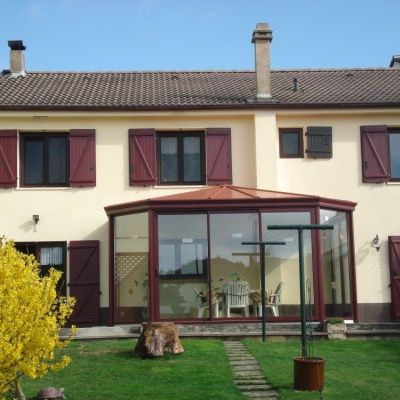Véranda classique aluminium rouge fabriquée en Lorraine Grand-Est Véranda classique aluminium rouge fabriquée en Lorraine Grand-Est