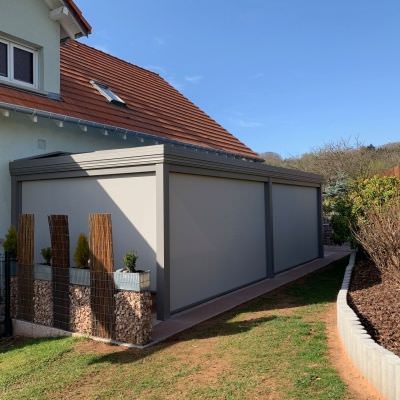 Auvent alu avec côtés fermés par des stores Bitche (57)