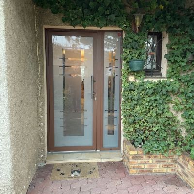Porte d'entrée vitrage sablé et partie latérale fixe Bousse